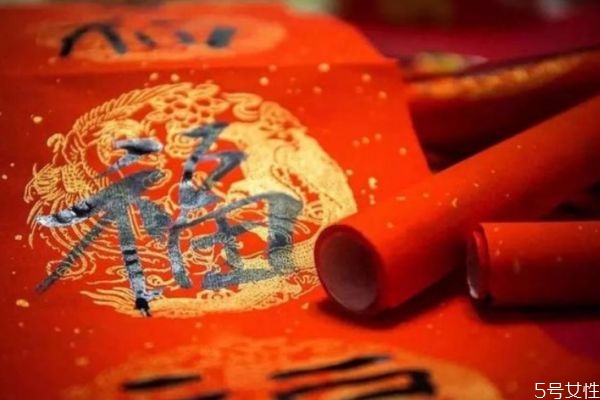 貼春聯(lián)是因?yàn)槭裁?春聯(lián)種類有哪些 貼春聯(lián)是因?yàn)槭裁?春聯(lián)種類有哪些