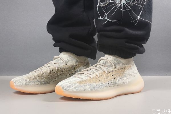 穿運(yùn)動鞋要空一個手指嗎 為什么運(yùn)動的時候要穿運(yùn)動鞋 穿運(yùn)動鞋要空一個手指嗎 為什么運(yùn)動的時候要穿運(yùn)動鞋