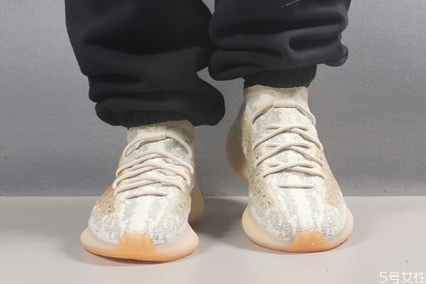 穿運(yùn)動鞋要空一個手指嗎 為什么運(yùn)動的時候要穿運(yùn)動鞋 穿運(yùn)動鞋要空一個手指嗎 為什么運(yùn)動的時候要穿運(yùn)動鞋