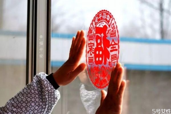 貼窗花正面朝屋里頭還是朝外面 過(guò)年窗花可以提前貼嗎 貼窗花正面朝屋里頭還是朝外面 過(guò)年窗花可以提前貼嗎