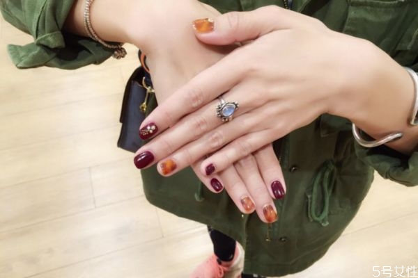 做美甲便宜與貴的區(qū)別 指甲油和甲油膠誰的危害大 做美甲便宜與貴的區(qū)別 指甲油和甲油膠誰的危害大