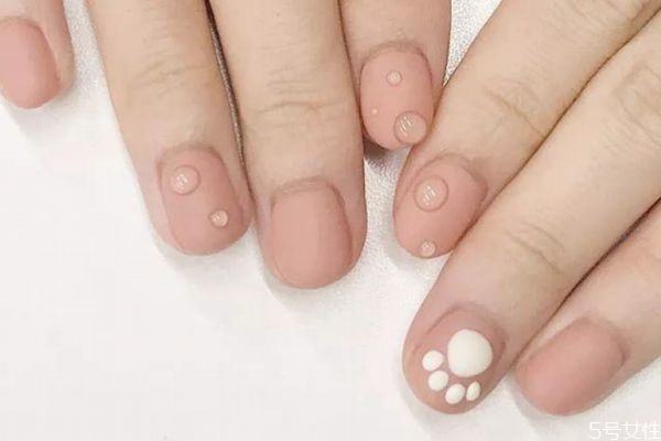 甲油膠用什么燈能照干 甲膠油沾皮膚上了怎么辦 甲油膠用什么燈能照干 甲膠油沾皮膚上了怎么辦