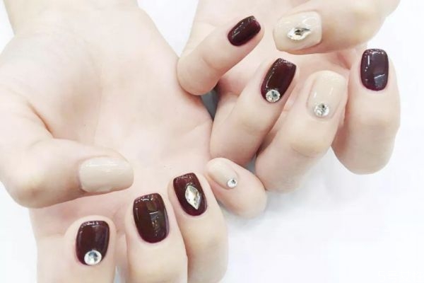 水性指甲油對人體有危害嗎 和油性指甲油的區(qū)別 水性指甲油對人體有危害嗎 和油性指甲油的區(qū)別