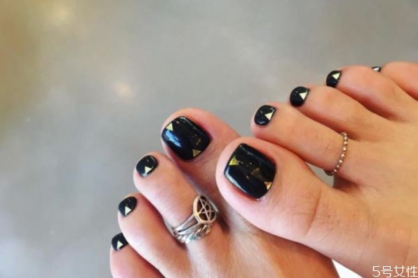 水性指甲油對人體有危害嗎 和油性指甲油的區(qū)別 水性指甲油對人體有危害嗎 和油性指甲油的區(qū)別