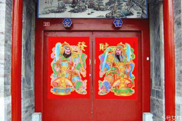 換下來的舊門神怎么處理 一扇門怎么貼門神 換下來的舊門神怎么處理 一扇門怎么貼門神