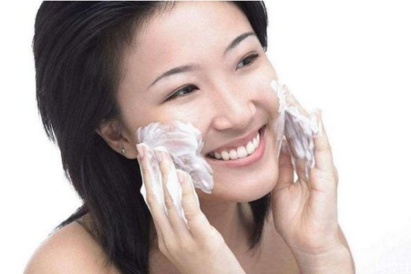 不用洗面奶洗臉會長痘嗎 不用洗面奶洗臉好嗎 不用洗面奶洗臉會長痘嗎 不用洗面奶洗臉好嗎