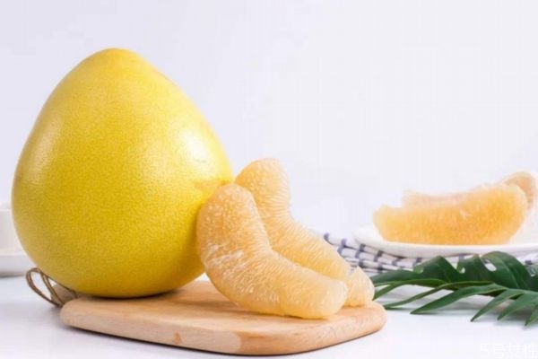 柚子底部有個(gè)洞還能吃嗎 柚子吃了上火還是降火 柚子底部有個(gè)洞還能吃嗎 柚子吃了上火還是降火