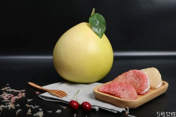 柚子底部有個(gè)洞還能吃嗎 柚子吃了上火還是降火 柚子底部有個(gè)洞還能吃嗎 柚子吃了上火還是降火