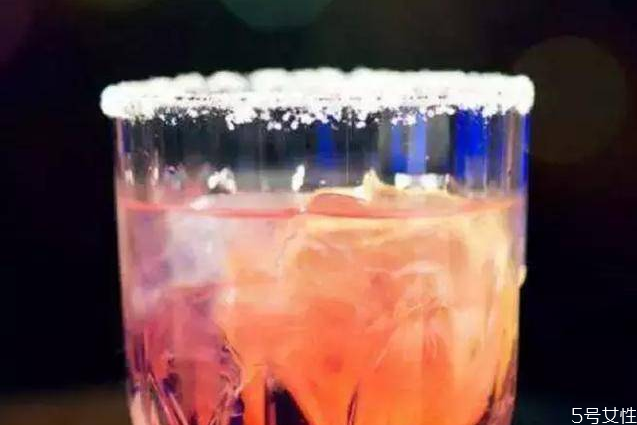 雞尾酒鹽邊用什么鹽 雞尾酒沾鹽邊怎么弄 雞尾酒鹽邊用什么鹽 雞尾酒沾鹽邊怎么弄