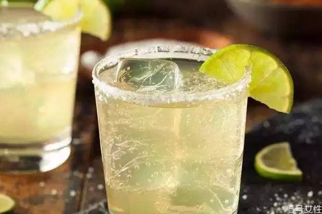 雞尾酒鹽邊用什么鹽 雞尾酒沾鹽邊怎么弄 雞尾酒鹽邊用什么鹽 雞尾酒沾鹽邊怎么弄