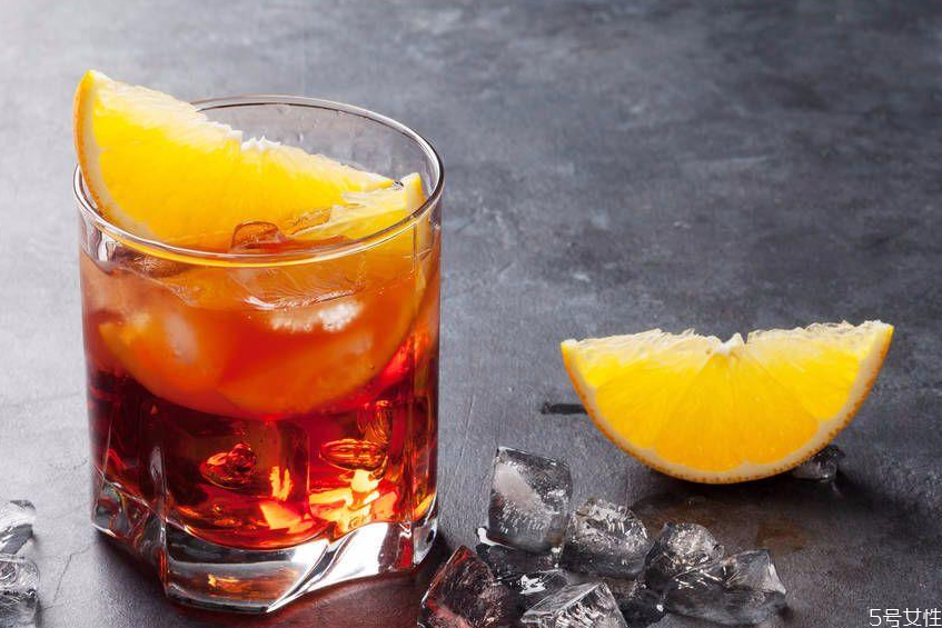 杯口抹鹽的雞尾酒叫什么 雞尾酒杯邊為什么蘸鹽 杯口抹鹽的雞尾酒叫什么 雞尾酒杯邊為什么蘸鹽