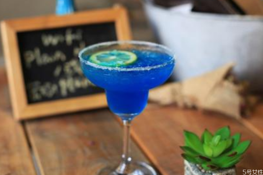 藍(lán)色瑪格麗特怎么調(diào) 藍(lán)色瑪格麗特雞尾酒配方 藍(lán)色瑪格麗特怎么調(diào) 藍(lán)色瑪格麗特雞尾酒配方