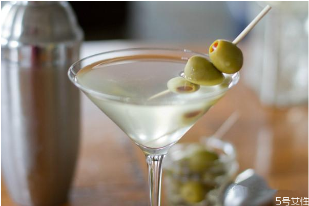 馬天尼雞尾酒多少度 馬天尼度數(shù)高嗎 馬天尼雞尾酒多少度 馬天尼度數(shù)高嗎