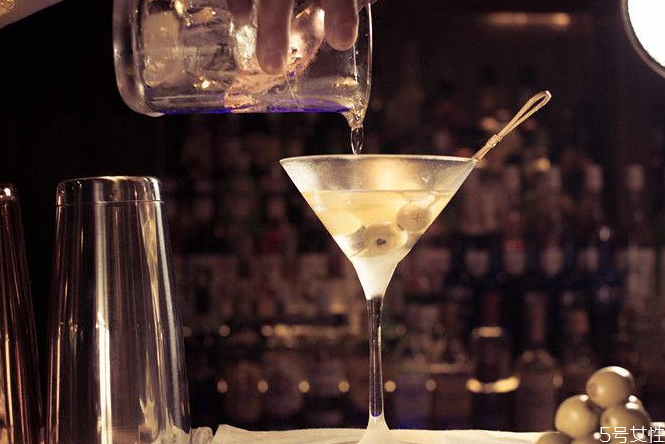 馬天尼為什么要放橄欖 干馬天尼橄欖吃不吃 馬天尼為什么要放橄欖 干馬天尼橄欖吃不吃