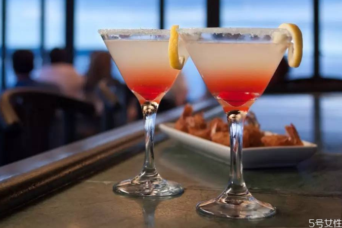 大都會(huì)雞尾酒度數(shù)高嗎 大都會(huì)雞尾酒烈嗎 大都會(huì)雞尾酒度數(shù)高嗎 大都會(huì)雞尾酒烈嗎