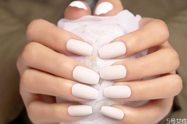 白色磨砂美甲變黃怎么清洗 磨砂封層臟了怎么辦 白色磨砂美甲變黃怎么清洗 磨砂封層臟了怎么辦