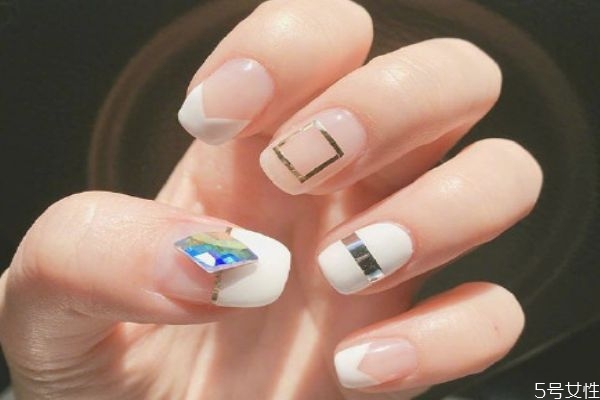 甲片粘合劑怎么用 美甲粘合劑使用方法 甲片粘合劑怎么用 美甲粘合劑使用方法