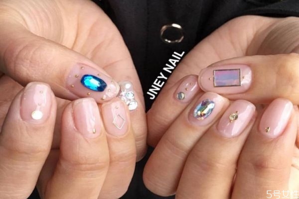 清新色塊撞色美甲怎么做 甲油膠不涂底膠會(huì)如何 清新色塊撞色美甲怎么做 甲油膠不涂底膠會(huì)如何