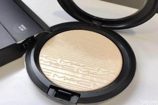 mac的獨(dú)角獸高光和生姜高光哪一個好 生姜和獨(dú)角獸對比 mac的獨(dú)角獸高光和生姜高光哪一個好 生姜和獨(dú)角獸對比