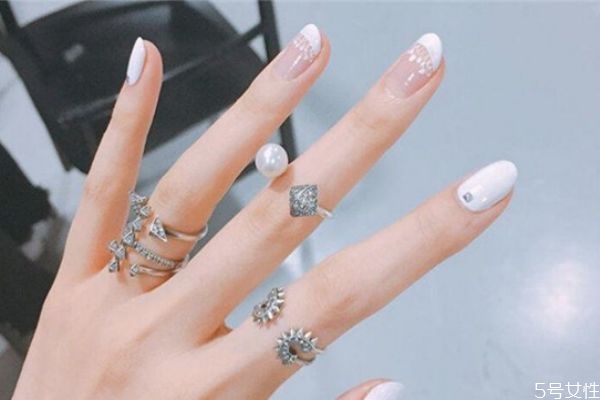 白色磨砂美甲變黃怎么清洗 磨砂封層臟了怎么辦 白色磨砂美甲變黃怎么清洗 磨砂封層臟了怎么辦