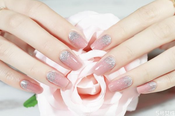 美甲掉了可以免費補(bǔ)嗎 美甲長出來一截怎么辦