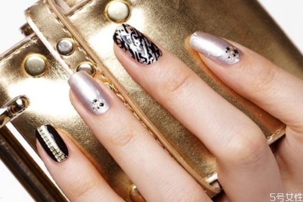 清新色塊撞色美甲怎么做 甲油膠不涂底膠會(huì)如何 清新色塊撞色美甲怎么做 甲油膠不涂底膠會(huì)如何