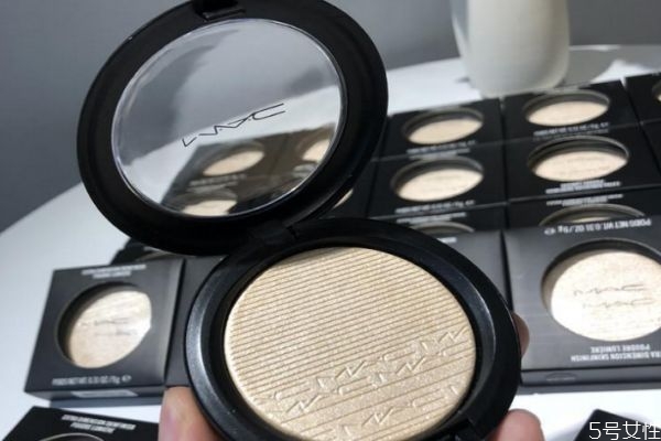 mac的獨(dú)角獸高光和生姜高光哪一個好 生姜和獨(dú)角獸對比 mac的獨(dú)角獸高光和生姜高光哪一個好 生姜和獨(dú)角獸對比