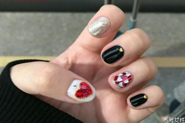 清新色塊撞色美甲怎么做 甲油膠不涂底膠會(huì)如何 清新色塊撞色美甲怎么做 甲油膠不涂底膠會(huì)如何
