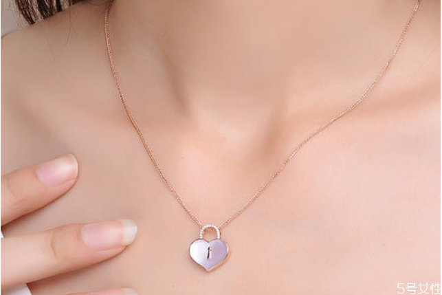 冬天可以戴鎖骨鏈嗎 冬天適合戴什么項(xiàng)鏈 冬天可以戴鎖骨鏈嗎 冬天適合戴什么項(xiàng)鏈