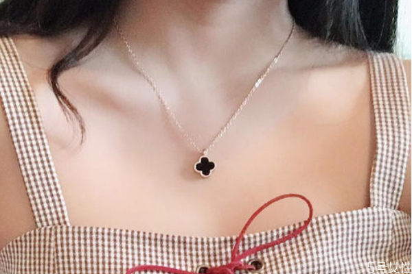 冬天可以戴鎖骨鏈嗎 冬天適合戴什么項(xiàng)鏈 冬天可以戴鎖骨鏈嗎 冬天適合戴什么項(xiàng)鏈