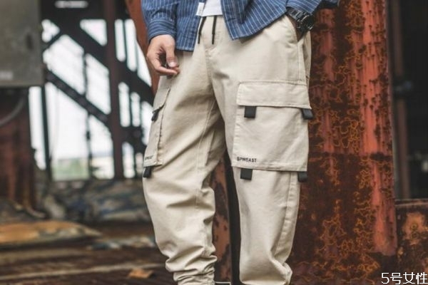 工裝褲上的鏈子怎么裝 工裝褲自帶的腰帶怎樣系 工裝褲上的鏈子怎么裝 工裝褲自帶的腰帶怎樣系