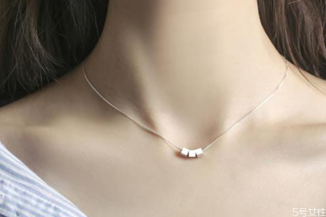 鎖骨鏈和項(xiàng)鏈哪種好看 鎖骨鏈和項(xiàng)鏈的區(qū)別 鎖骨鏈和項(xiàng)鏈哪種好看 鎖骨鏈和項(xiàng)鏈的區(qū)別