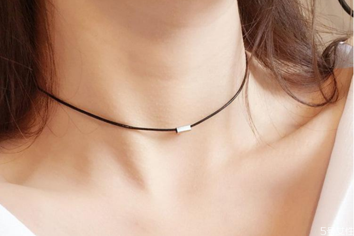 鎖骨鏈吊墜多大合適 鎖骨鏈?zhǔn)裁纯钍胶每? alt=