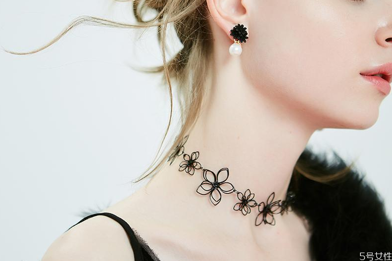 鎖骨鏈吊墜多大合適 鎖骨鏈?zhǔn)裁纯钍胶每? alt=