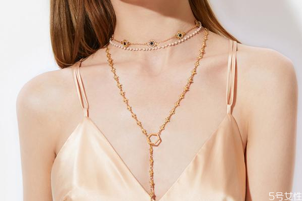 鎖骨鏈吊墜多大合適 鎖骨鏈?zhǔn)裁纯钍胶每? alt=