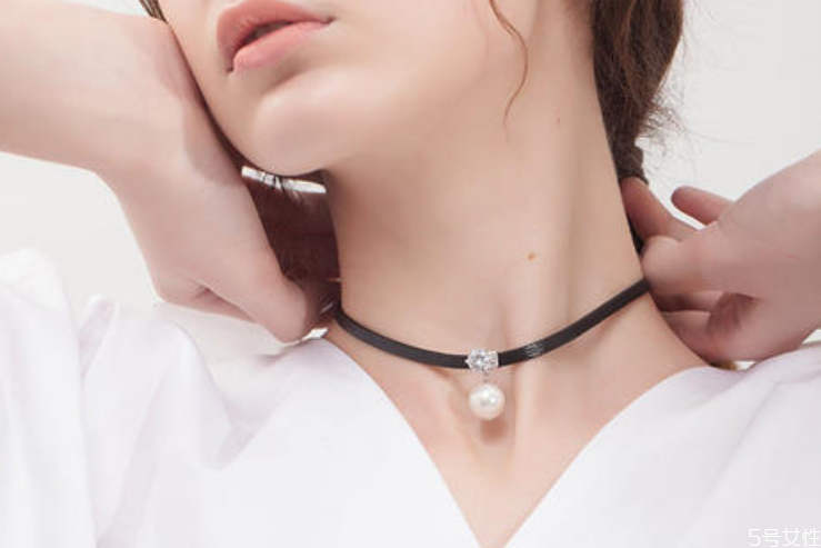 鎖骨鏈?zhǔn)鞘裁匆馑?戴鎖骨鏈有什么含義 鎖骨鏈?zhǔn)鞘裁匆馑?戴鎖骨鏈有什么含義