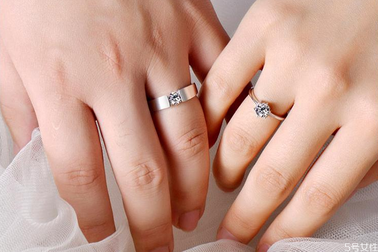 情侶對戒戴哪個手指 情侶對戒的戴法和意義 情侶對戒戴哪個手指 情侶對戒的戴法和意義