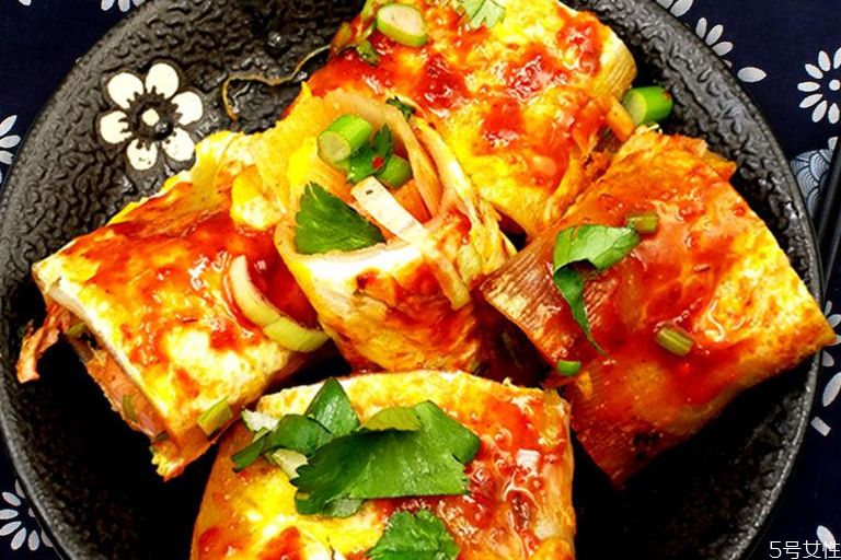 烤冷面的面皮是啥做的 烤冷面的面皮怎么做 烤冷面的面皮是啥做的 烤冷面的面皮怎么做