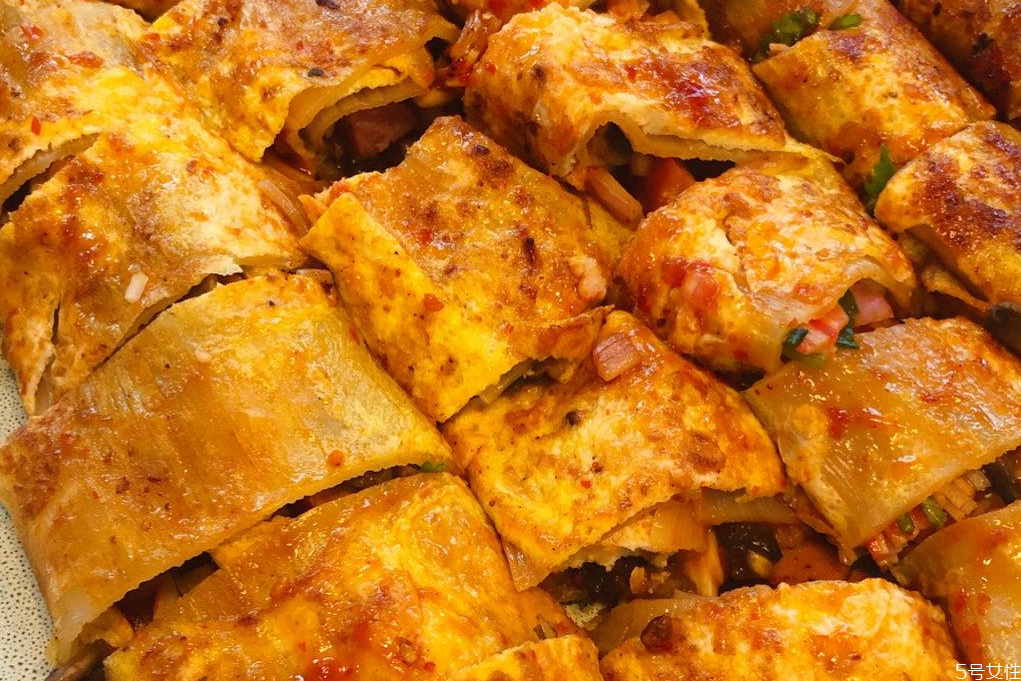 烤冷面的面皮是啥做的 烤冷面的面皮怎么做 烤冷面的面皮是啥做的 烤冷面的面皮怎么做