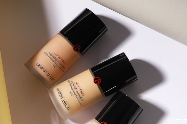 阿瑪尼權(quán)利粉底液適合什么膚質(zhì) 阿瑪尼權(quán)利粉底液悶痘嗎 阿瑪尼權(quán)利粉底液適合什么膚質(zhì) 阿瑪尼權(quán)利粉底液悶痘嗎