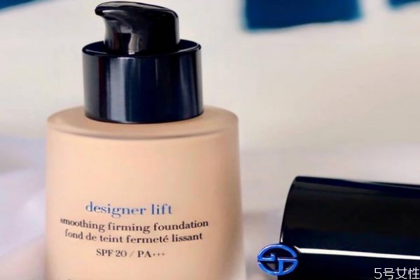 阿瑪尼藍(lán)標(biāo)粉底液色號(hào)選擇 美容油可以和粉底液一起嗎 阿瑪尼藍(lán)標(biāo)粉底液色號(hào)選擇 美容油可以和粉底液一起嗎