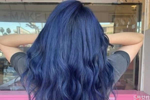 漂染頭發(fā)需要多長(zhǎng)時(shí)間 給頭發(fā)褪色要多久 漂染頭發(fā)需要多長(zhǎng)時(shí)間 給頭發(fā)褪色要多久