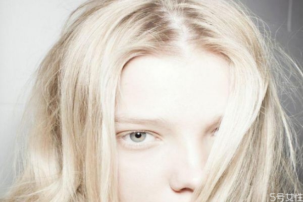 漂完頭發(fā)可以用洗發(fā)水洗嗎 漂發(fā)對頭發(fā)傷害大嗎 漂完頭發(fā)可以用洗發(fā)水洗嗎 漂發(fā)對頭發(fā)傷害大嗎