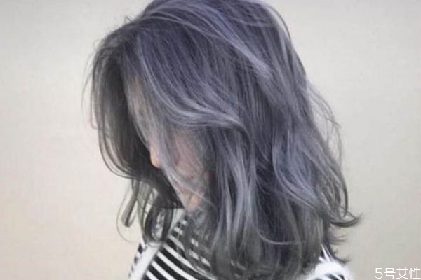 漂完頭發(fā)需要吹干才能染頭發(fā)嗎 漂發(fā)可以不漂發(fā)根么 漂完頭發(fā)需要吹干才能染頭發(fā)嗎 漂發(fā)可以不漂發(fā)根么