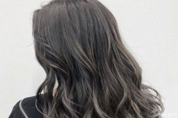 漂完頭發(fā)多久才能染發(fā) 漂完頭發(fā)是什么顏色 漂完頭發(fā)多久才能染發(fā) 漂完頭發(fā)是什么顏色