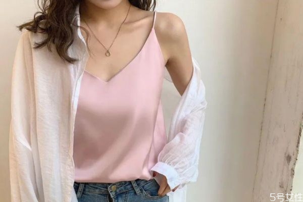 穿吊帶怎么穿內(nèi)衣 吊帶怎么分前后 穿吊帶怎么穿內(nèi)衣 吊帶怎么分前后