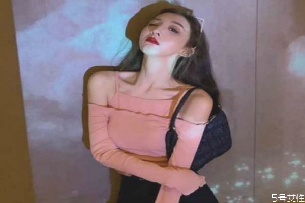 穿吊帶怎么穿內(nèi)衣 吊帶怎么分前后 穿吊帶怎么穿內(nèi)衣 吊帶怎么分前后