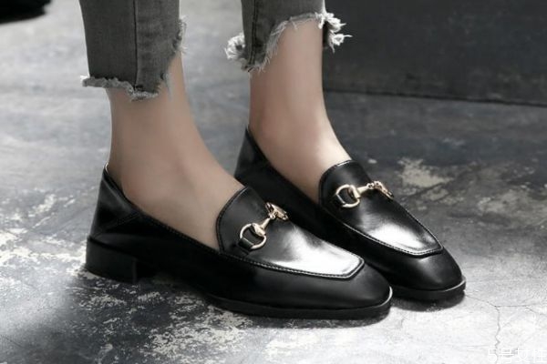 樂(lè)福鞋穿久了會(huì)變大嗎 男士樂(lè)福鞋怎么搭配 樂(lè)福鞋穿久了會(huì)變大嗎 男士樂(lè)福鞋怎么搭配