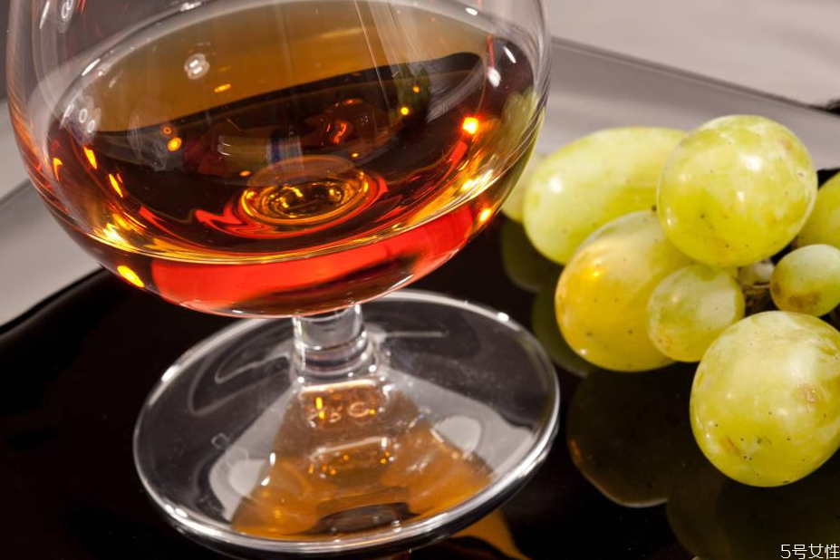 威士忌和白蘭地哪個更烈 白蘭地和威士忌的區(qū)別 威士忌和白蘭地哪個更烈 白蘭地和威士忌的區(qū)別