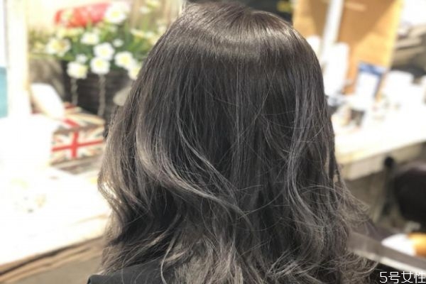 漂過的頭發(fā)再打蠟會(huì)不會(huì)掉色 染發(fā)之后如何護(hù)理頭發(fā)